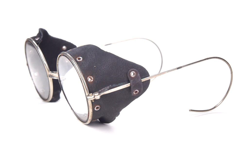 Schutzbrille, Runde Nickelbrille mit weichem Lederseitenschutz und Sportbügel.