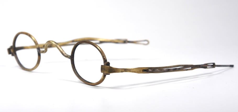 Brille aus dem Brillenmuseum ovale Schläfenbrille aus der Mitte des 19.Jh. Nr.13916