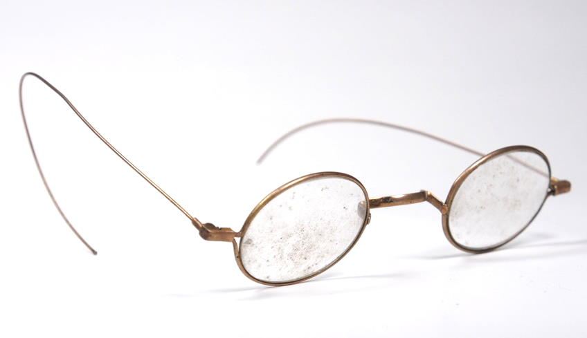Historische, ovale Golddouble Brille aus dem Ende des 19 Jh. aus dem Brillenmuseum Hamburg