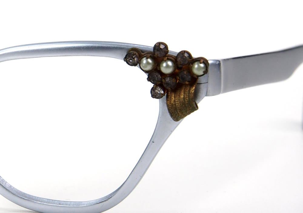 Schmetterlingsbrille, Cateye Brille aus Blockaluminium mit sehr ausgefallenem Decor