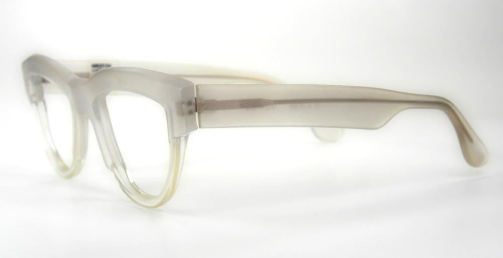 Vintagebrille der 80er Jahre, große Mikli Cateyebrille im edlen Weißgrau matt.