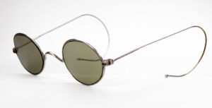 Ovale Schubert Sonnenbrille mit W-Steg. Antikbrille, hergestellt: Ende des 19. Jahrhunderts
