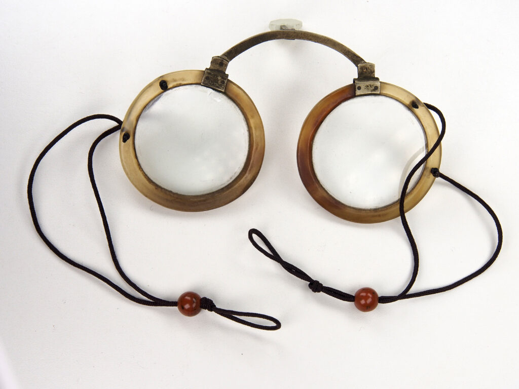 Asiatische Fadenbrille Aus Horn Aus Dem 18 Jahrhundert Asiatische fadenbrille aus horn aus dem 18 jahrhundert