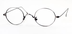 Ovale Brille aus Edelstahl mit Seitenstegen