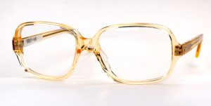 Echte Vintagebrille der 70er Jahre in bernsteintransparent. Made in France